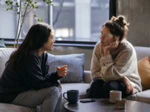 Dos adultos conversando honestamente sobre una relación difícil
